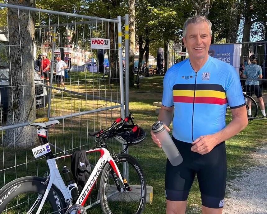 Norbert Endres am Renntag in Schörfling, neben ihm sein Zeitfahrrad Cannondale Slice mit Startnummer 0694