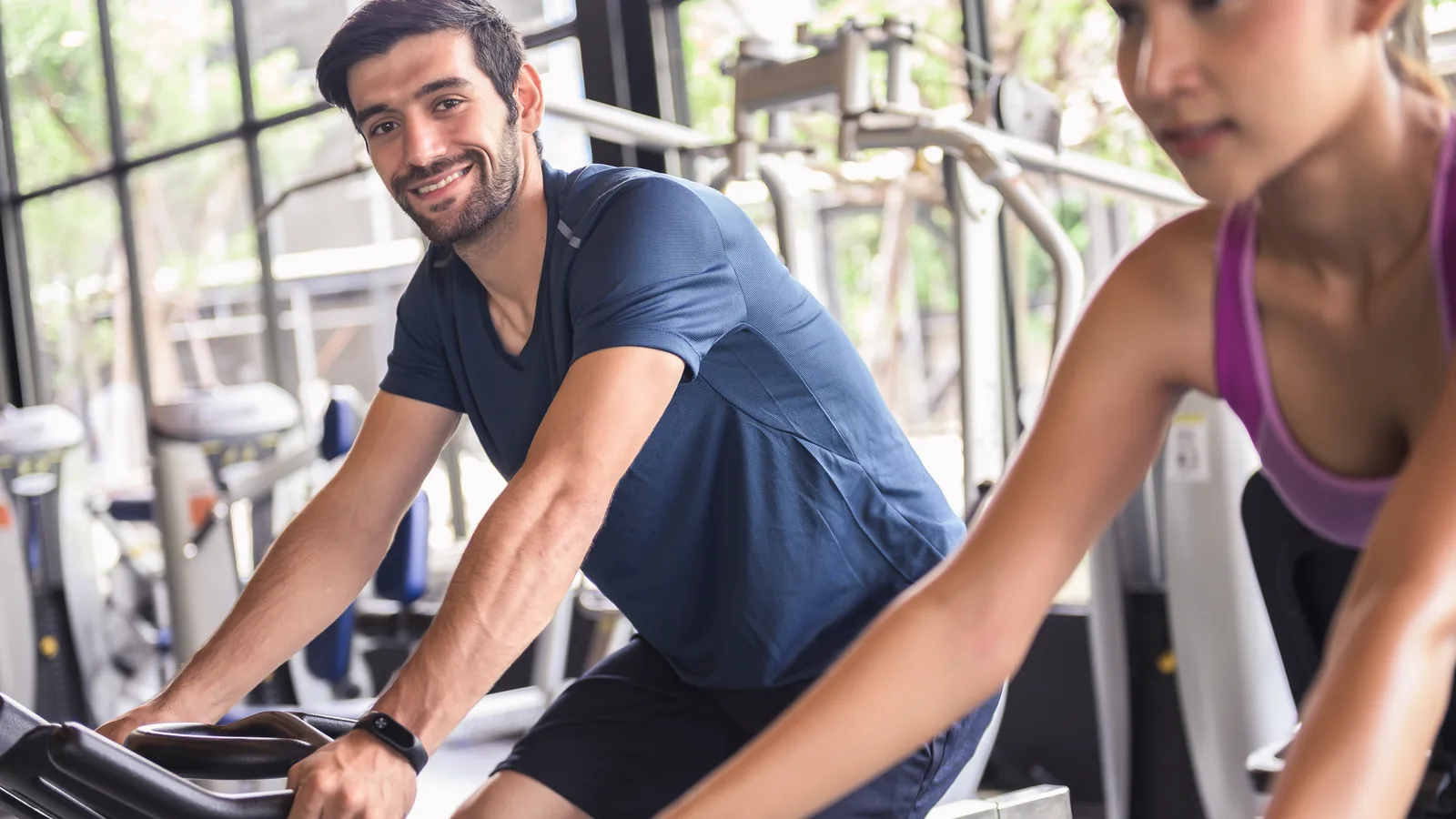 Blick in einen Indoor-Cycling-Kurs