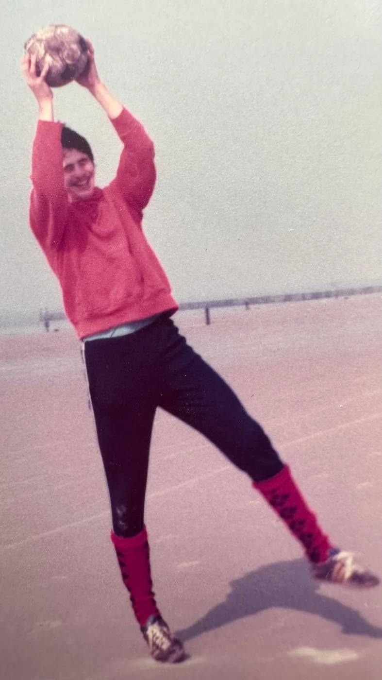 Norbert Endres beim Fußballspiel am Strand