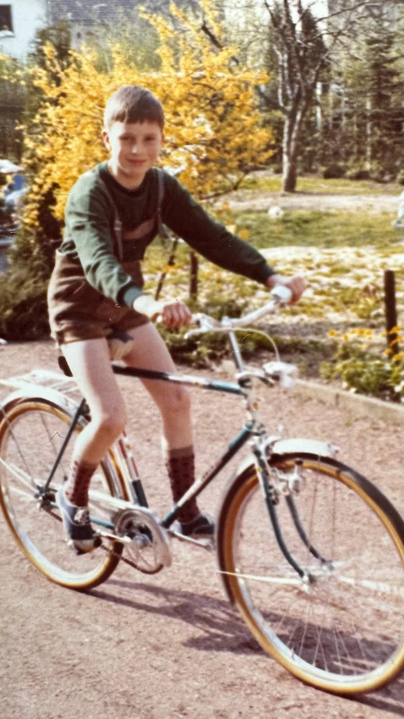 Norbert Endres als Kind auf seinem ersten Fahrrad