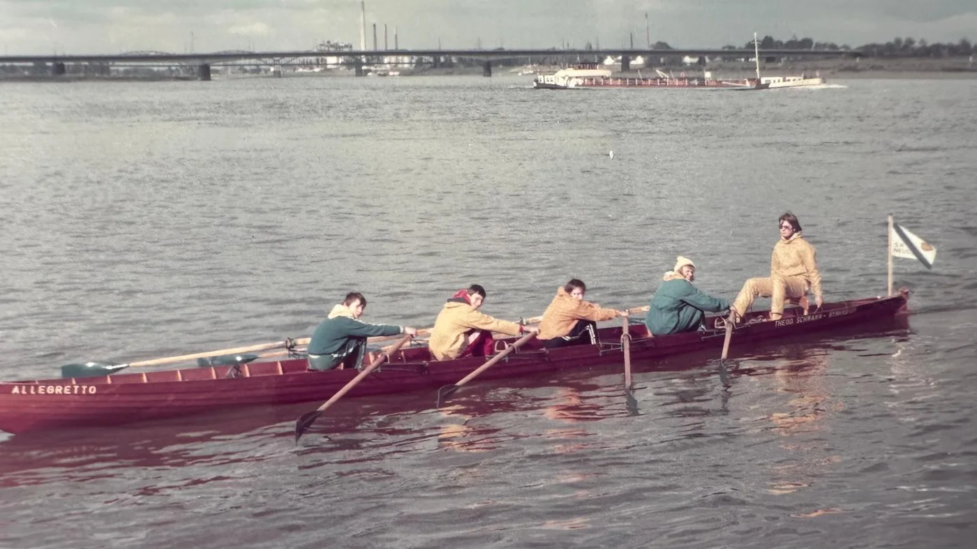Norbert Endres mit Rudermannschaft im Achter auf dem Rhein