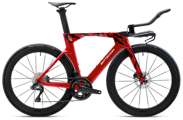Rotes Bottecchia-Zeitfahrrad mit Carbon-Laufrädern